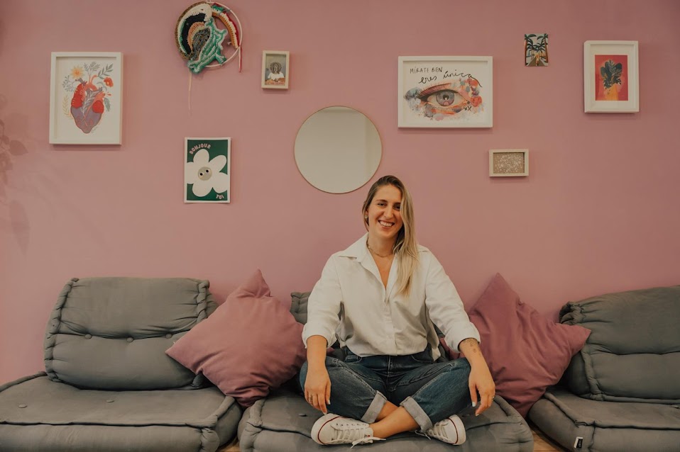 Thais en el salón de Semillar